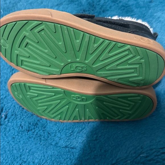 UGG Rennon High Kids Black Boots with Green and Tan Sole size 13 kid like new - Picture 3 of 3